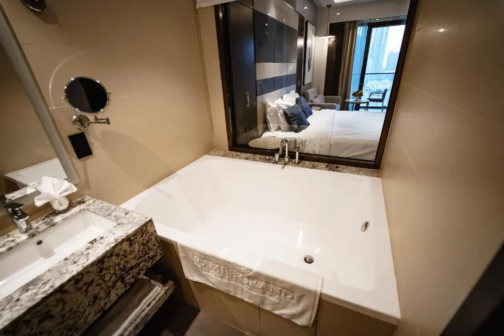 Baignoire confortable au Ramee Dream Hotel Downtown Dubaï