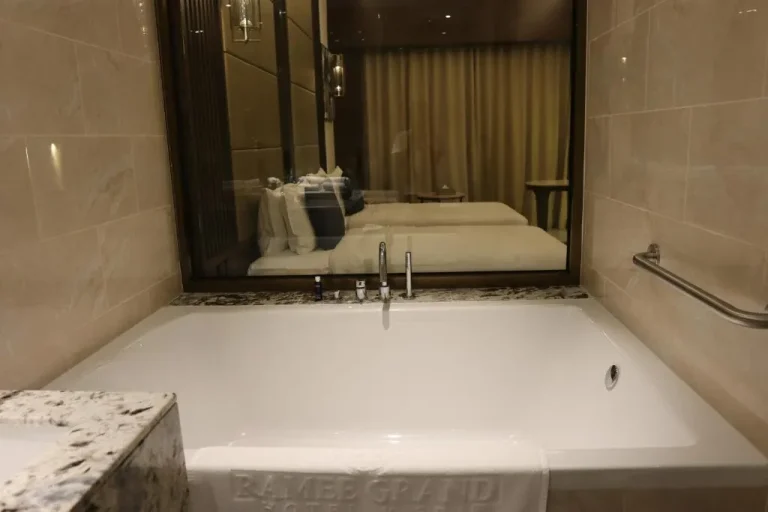 Baignoire au Ramee Dream Hotel Downtown Dubaï