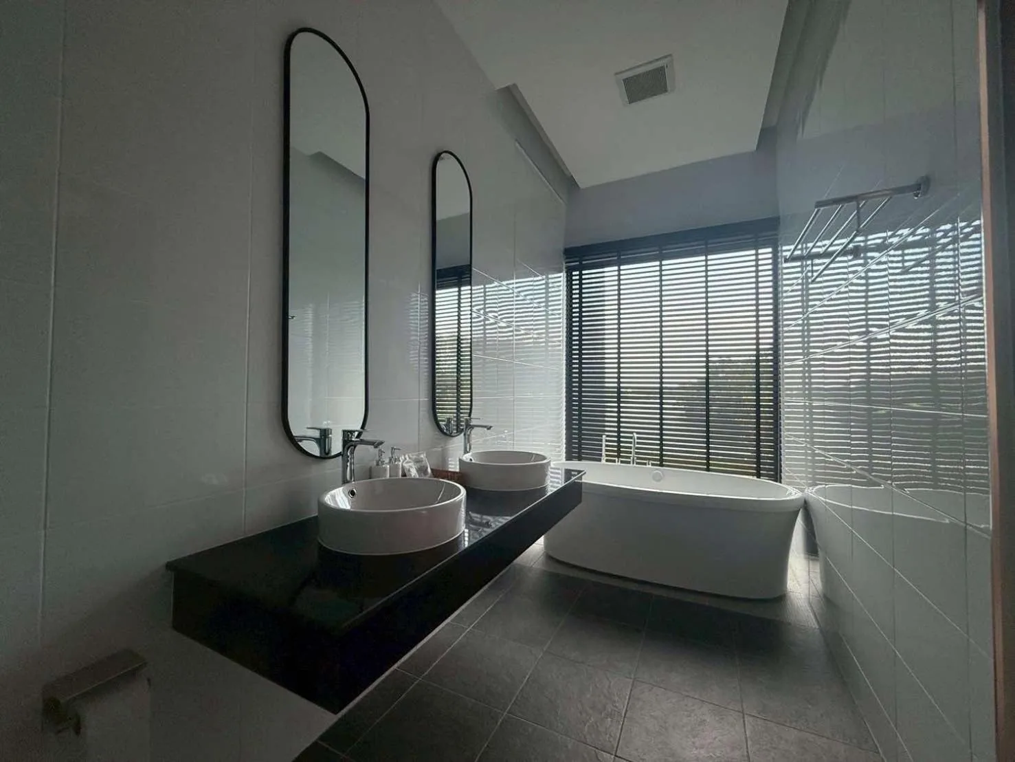 Elegant bathroom at Ramrom Valley Resort - รามโรมวัลเลย์รีสอร์ท นครศรีธรรมราช with double sinks and bathtub