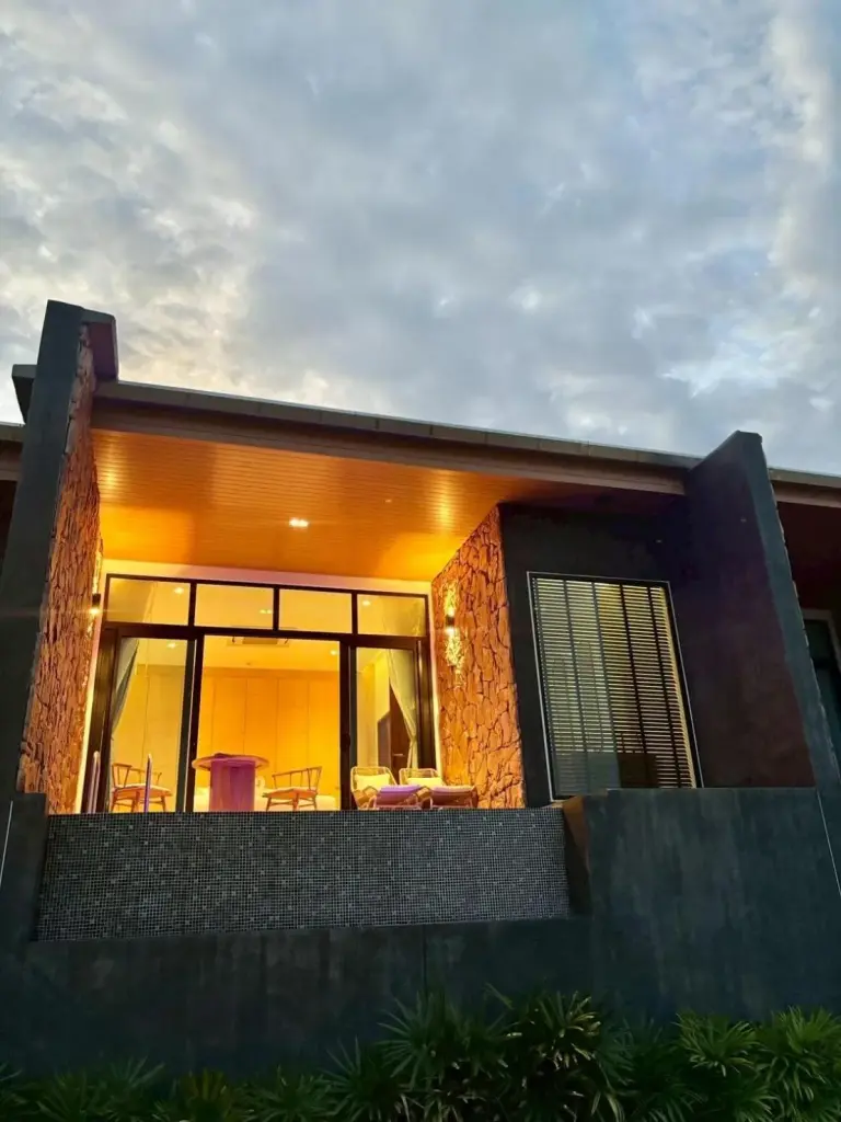 Exterior moderno de villa en Ramrom Valley Resort - รามโรมวัลเลย์รีสอร์ท นครศรีธรรมราช al atardecer