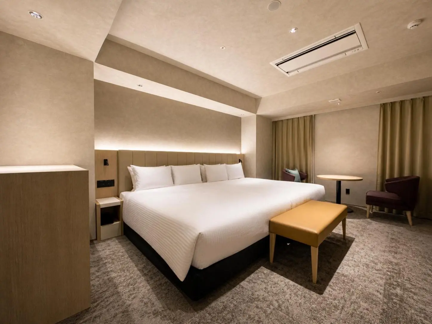 Chambre deluxe au Randor Hotel Sapporo Prestige avec lit king-size