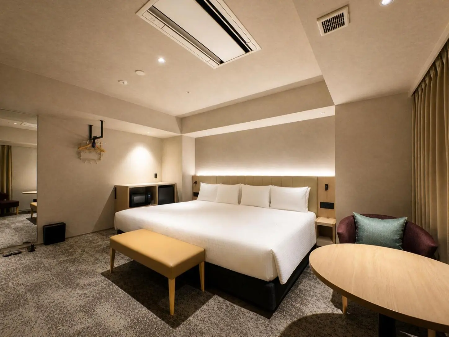 Chambre confortable au Randor Hotel Sapporo Prestige avec un décor élégant