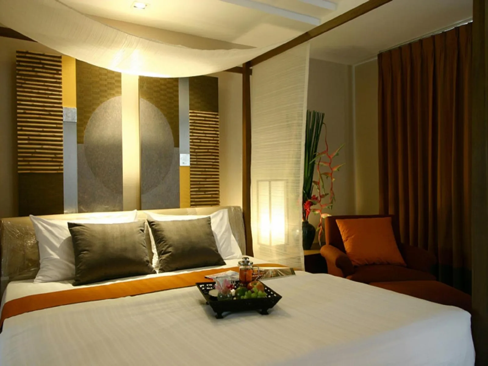 Rarin Jinda Wellness Spa Resort elegant room with decor