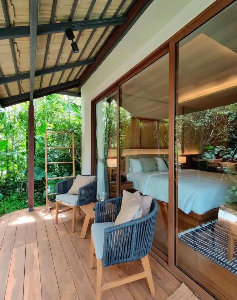 Vue de chambre sereine à Rarin Villas avec accès extérieur