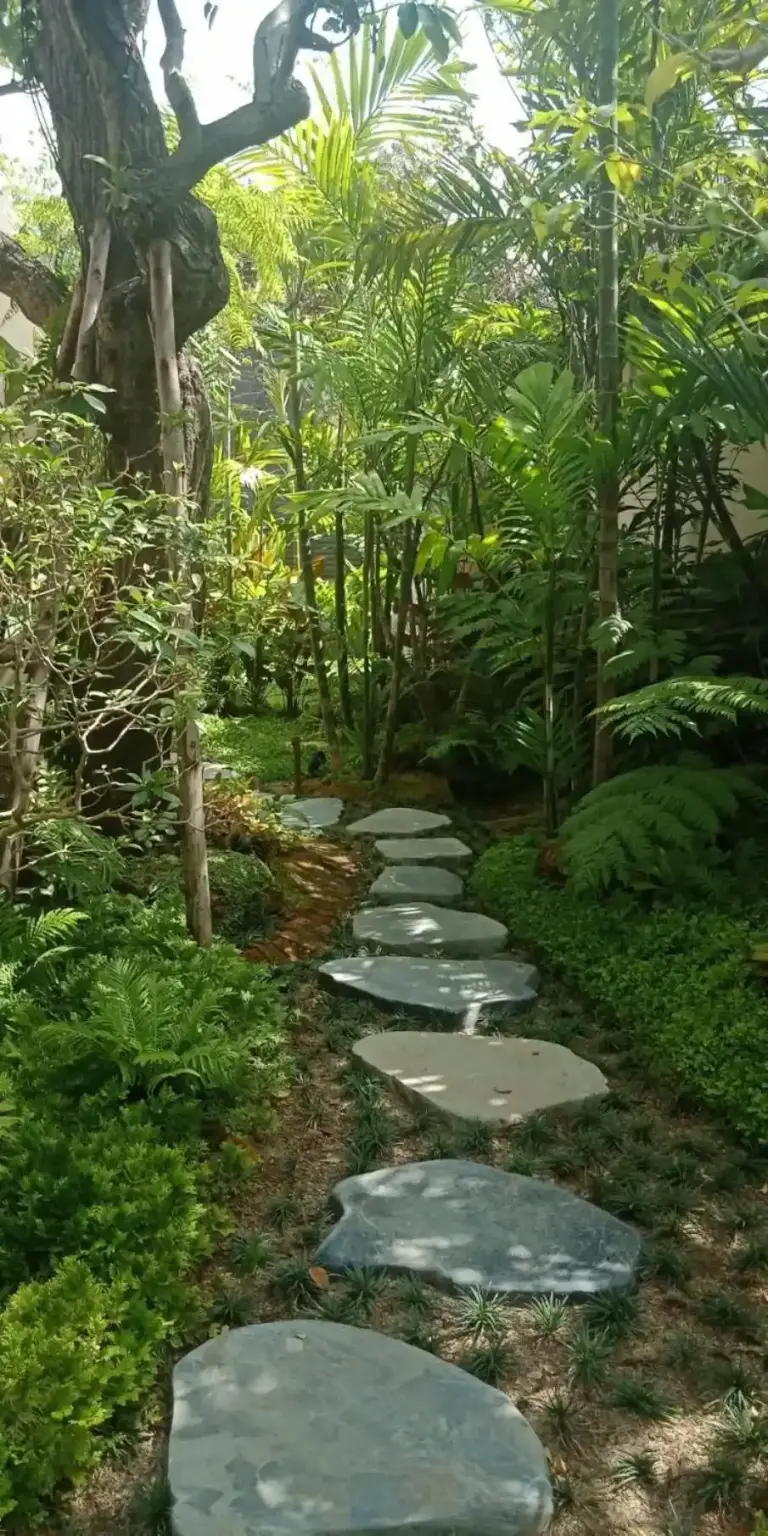 Sentier de jardin pittoresque à Rarin Villas à Chiang Mai