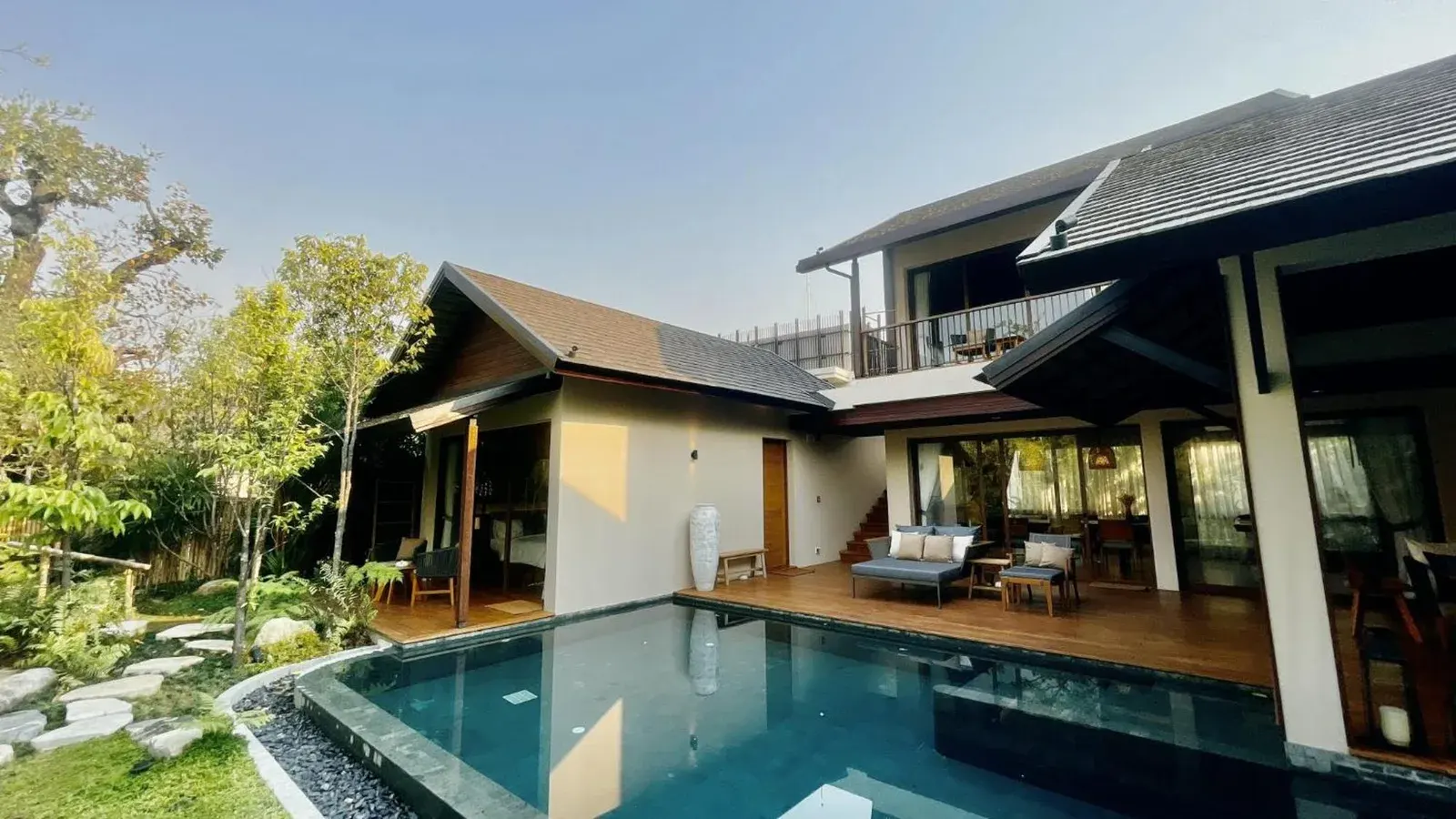 Zone de jardin de Rarin Villas avec une piscine sereine à Chiang Mai