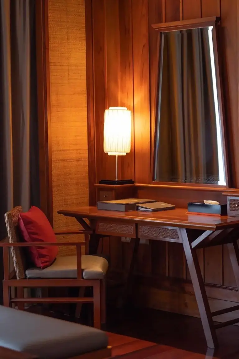 Espace bureau confortable dans une chambre au RatiLanna Riverside Spa Resort