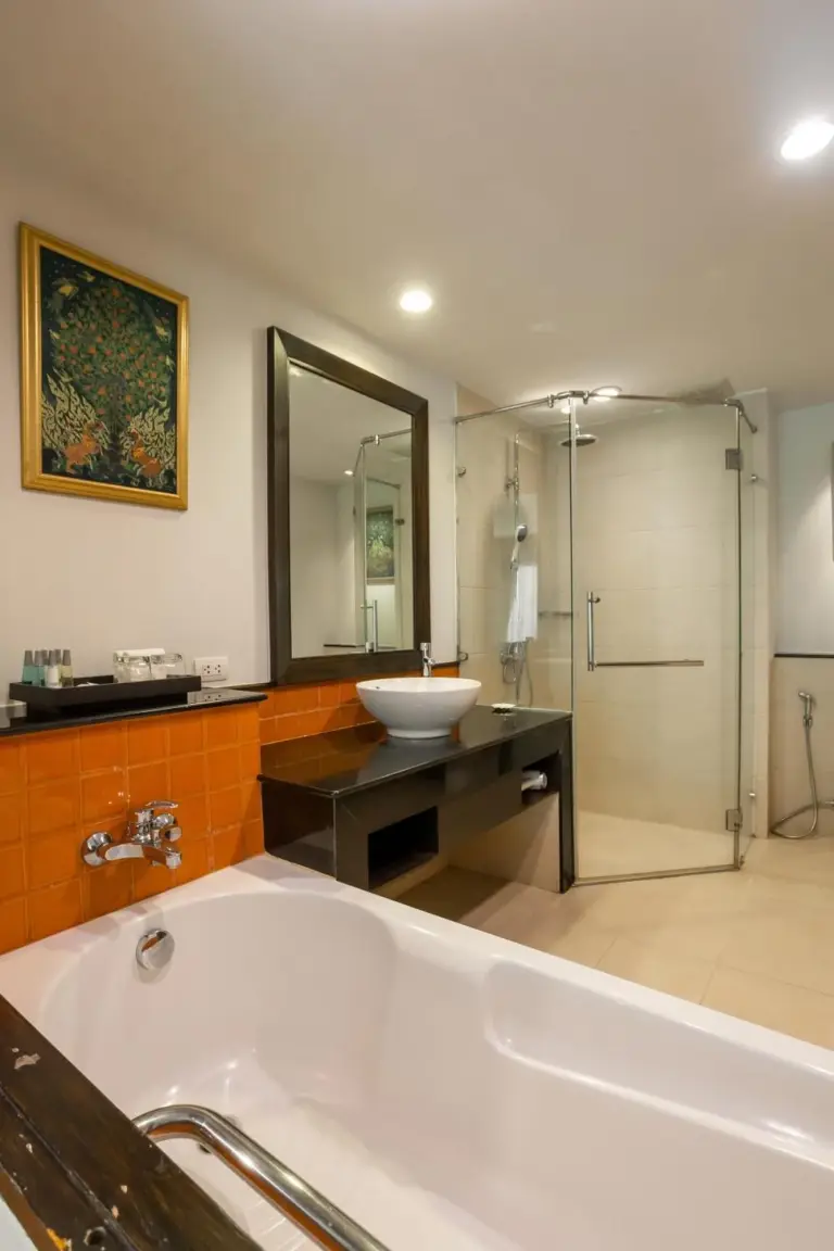 Baño moderno en Ravindra Beach Resort & Spa en Pattaya