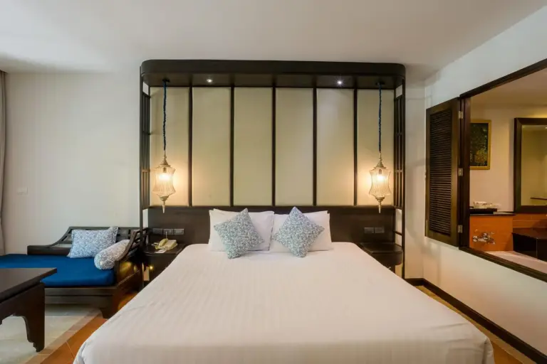 Elegante interior de habitación en Ravindra Beach Resort & Spa en Pattaya