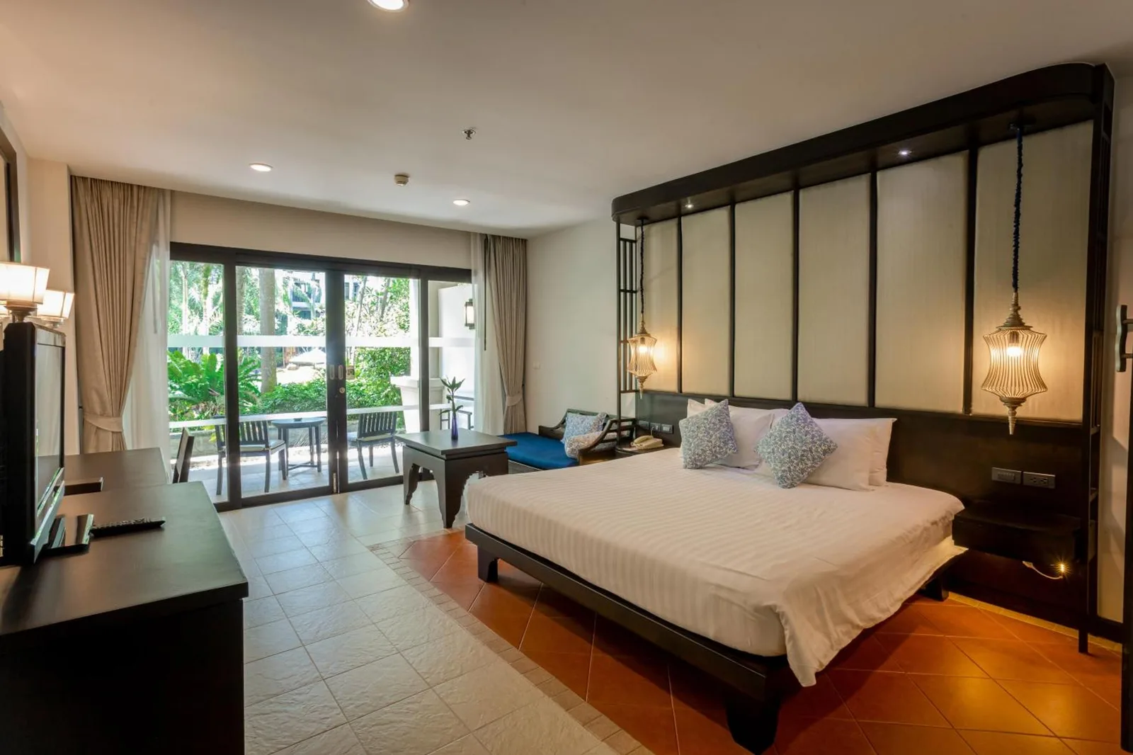 Amplia habitación de huéspedes en Ravindra Beach Resort & Spa en Pattaya