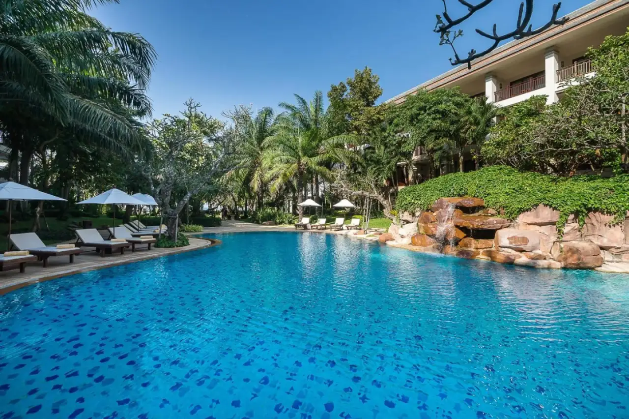Zona de piscina panorámica en Ravindra Beach Resort & Spa en Pattaya