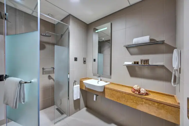Baño moderno en Remal Hotel & Villas Al Dhannah City