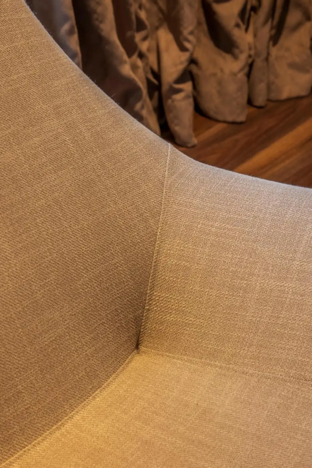 Primer plano de la tela de la silla en Remal Hotel & Villas Al Dhannah City