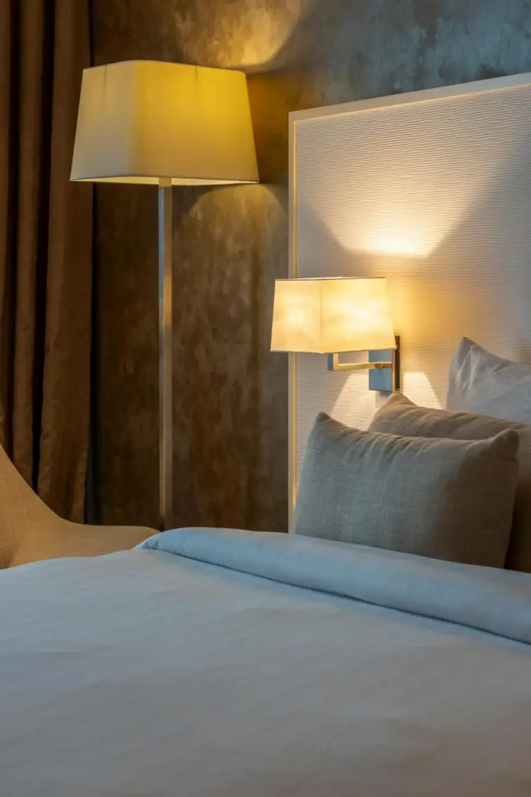Lámpara y cojines en Remal Hotel & Villas Al Dhannah City