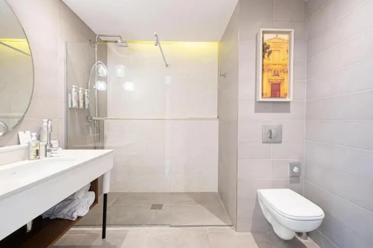 Baño moderno del Renaissance Aix-en-Provence Hotel con ducha