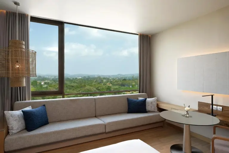 Zona de estar en una habitación de Renaissance Pattaya Resort & Spa