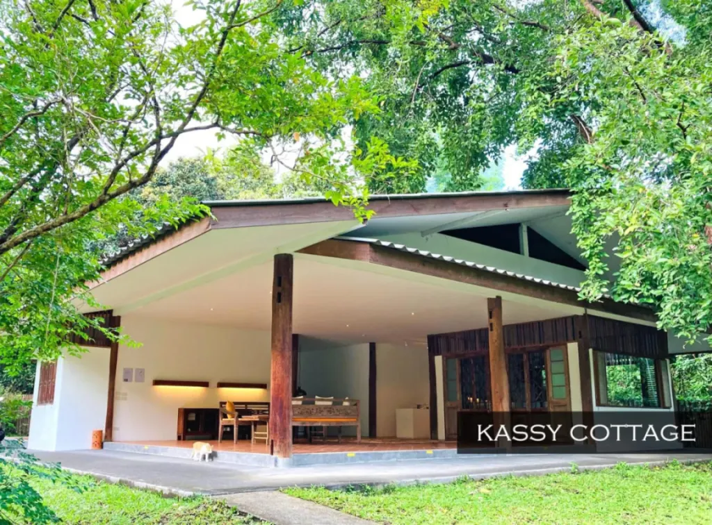 Exterior de Kassy Cottage en Resort Hoshihana Chiang Mai rodeado de árboles y césped de jardín