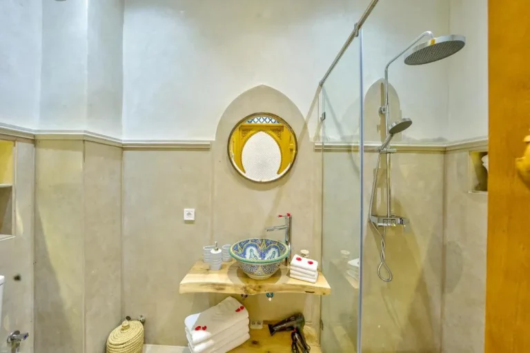 Riad AL-Ghazlan & Spa – Marrakesch, Marokko Hotel – ein Badezimmer mit einer Dusche mit Glastür im Riad AL-Ghazlan & Spa in Marrakesch