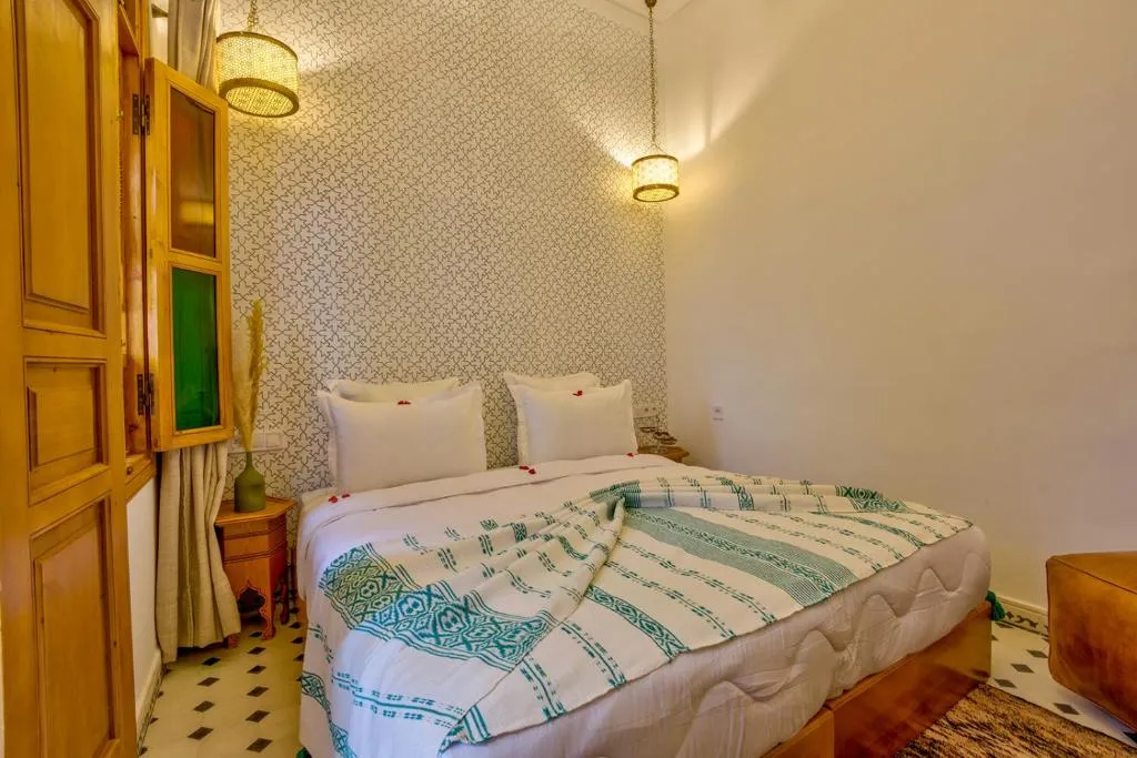 Riad AL-Ghazlan & Spa gemütliches Schlafzimmer mit warmem Licht