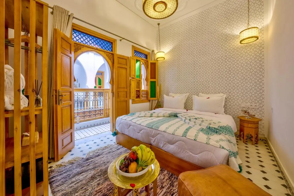 Helles Schlafzimmer im Riad AL-Ghazlan & Spa mit natürlichem Licht