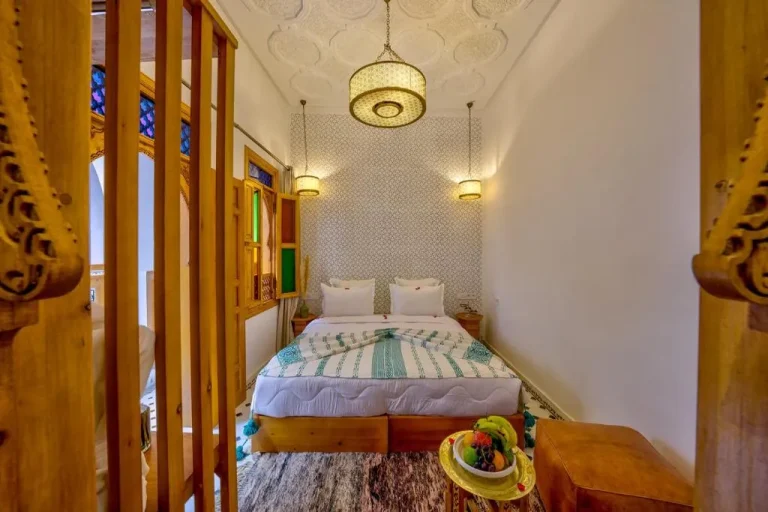Modernes Badezimmer im Riad AL-Ghazlan & Spa mit Dusche
