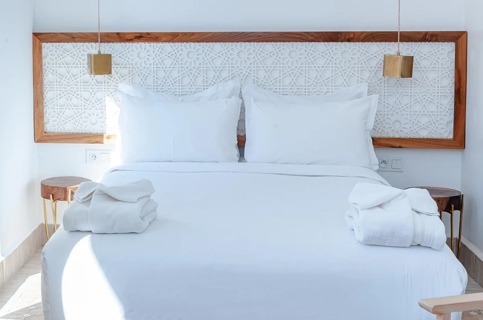 Elegantes Bett-Setup im Riad Dar Bayane in Marrakesch