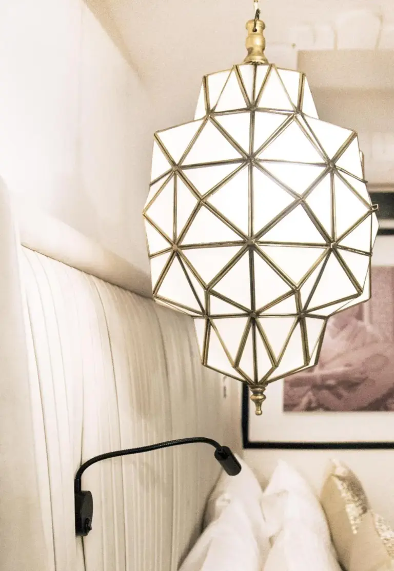 Luminaire décoratif dans la chambre du Riad Dar Saba