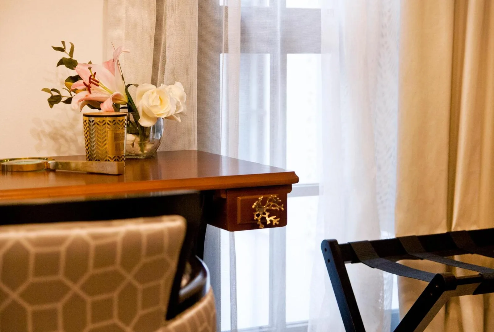 Espace de travail avec fleurs au Riad Dar Saba