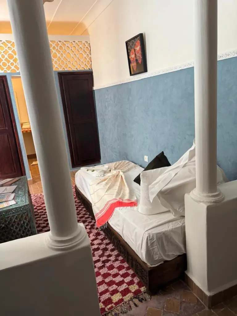 Zimmer mit Tagesbett im Riad DIHYA & Rooftop Pool in Marrakesch mit Säulen und traditioneller Einrichtung