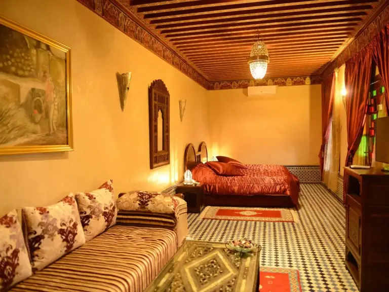 Wohnbereich von Riad El Yacout mit traditioneller Sitzgelegenheit