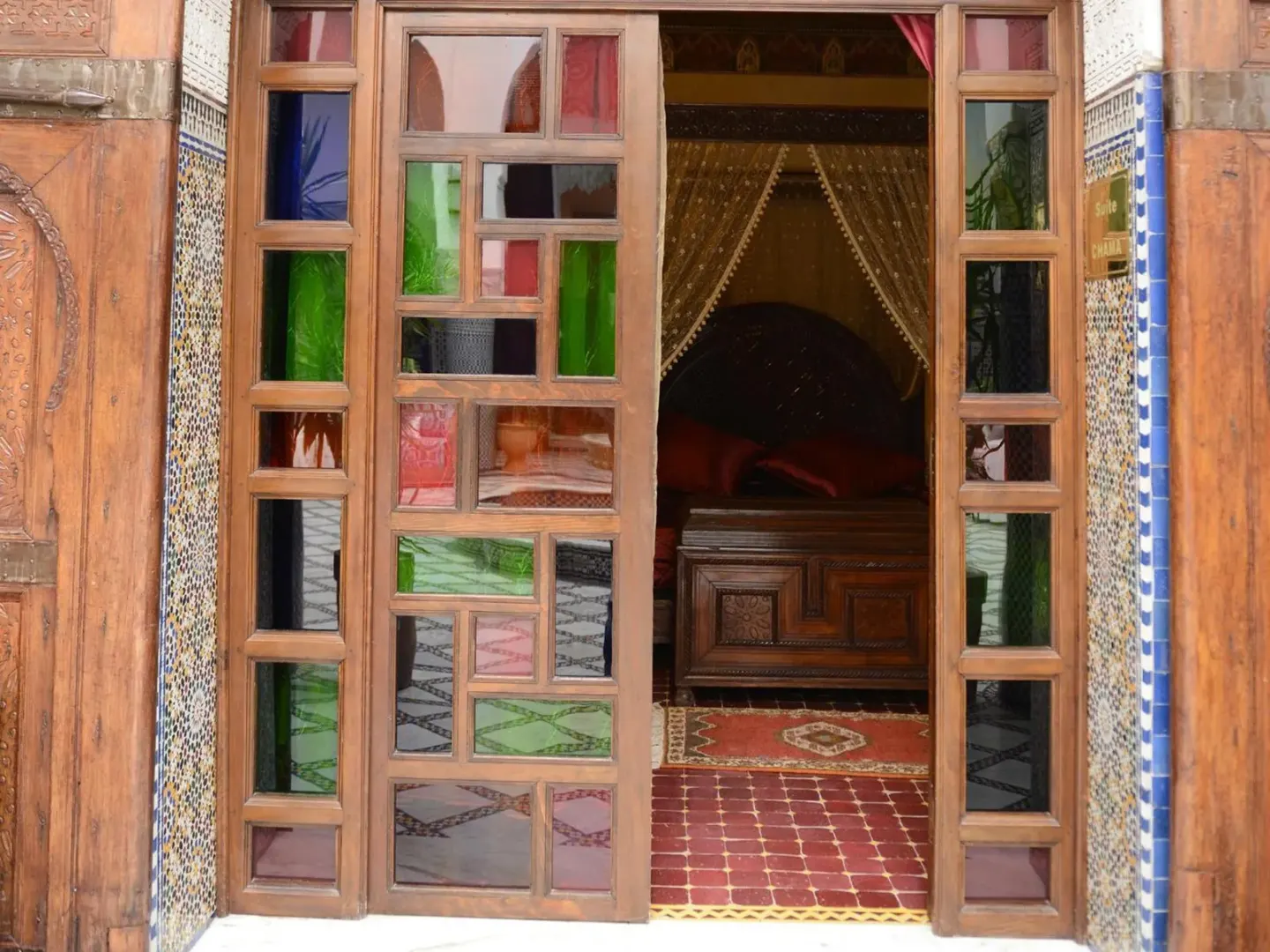 Verzierter Eingang von Riad El Yacout mit Buntglas
