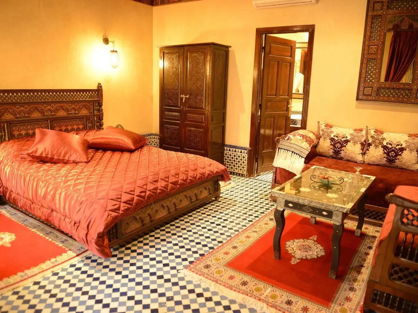 Einladendes Zimmer von Riad El Yacout mit satten Farben