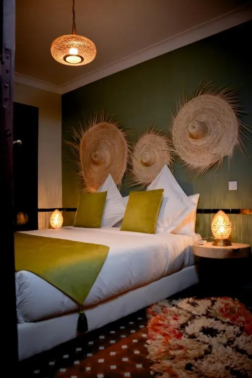 Espace de sommeil accueillant au Riad FARASHA avec des meubles confortables à Marrakech