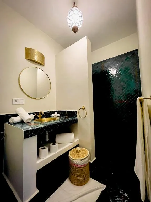 Salle de bain Riad FARASHA avec des éléments de design contemporain à Marrakech