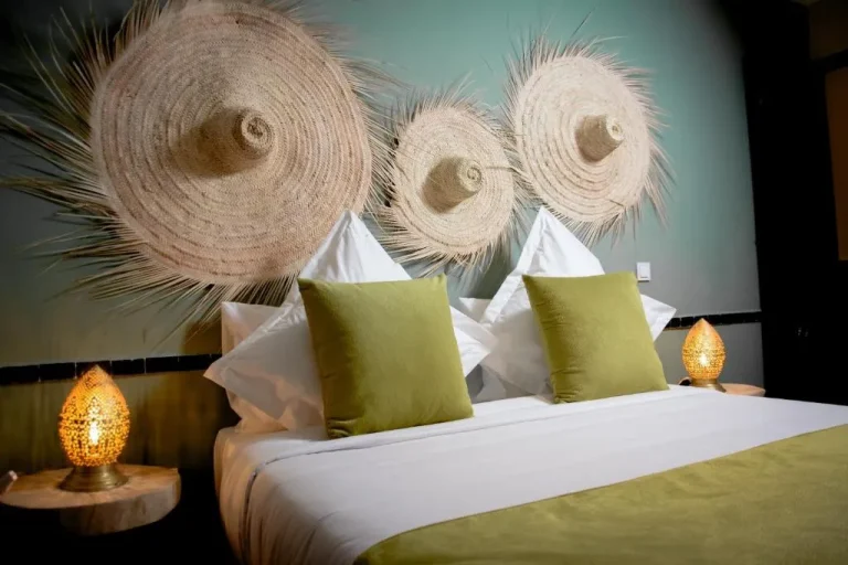 Configuration de lit élégante au Riad FARASHA avec des éléments décoratifs à Marrakech