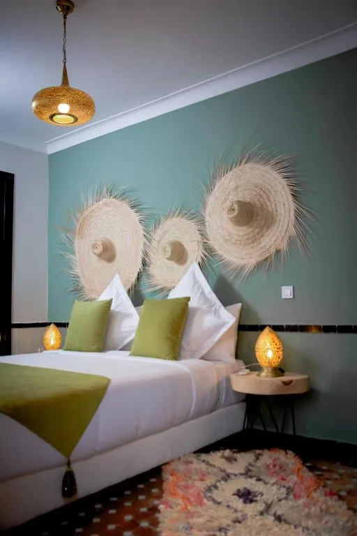 Vue de chambre élégante du Riad FARASHA avec des détails raffinés à Marrakech