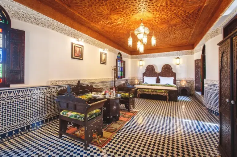Amplia habitación de huéspedes en Riad Fes Maya suite & spa