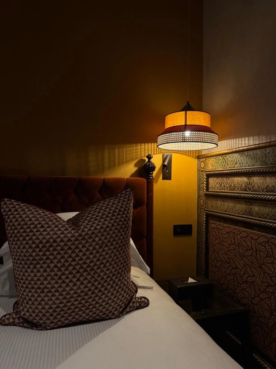 Riad Fes - Relais & Châteaux Schlafzimmerdetail mit einzigartiger Beleuchtung