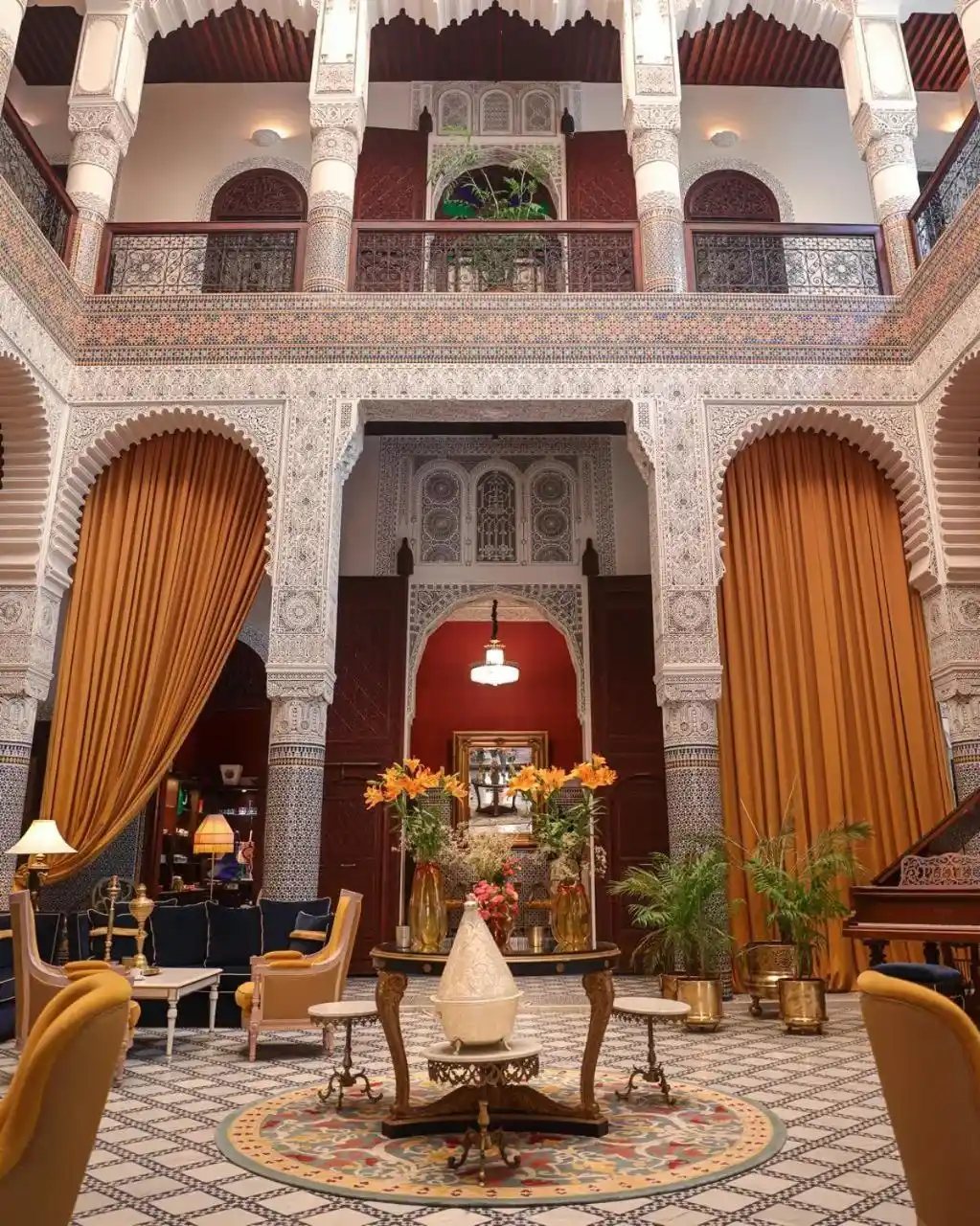 Lobby-Interieur des Riad Fes - Relais & Châteaux, das die filigrane marokkanische Architektur zeigt