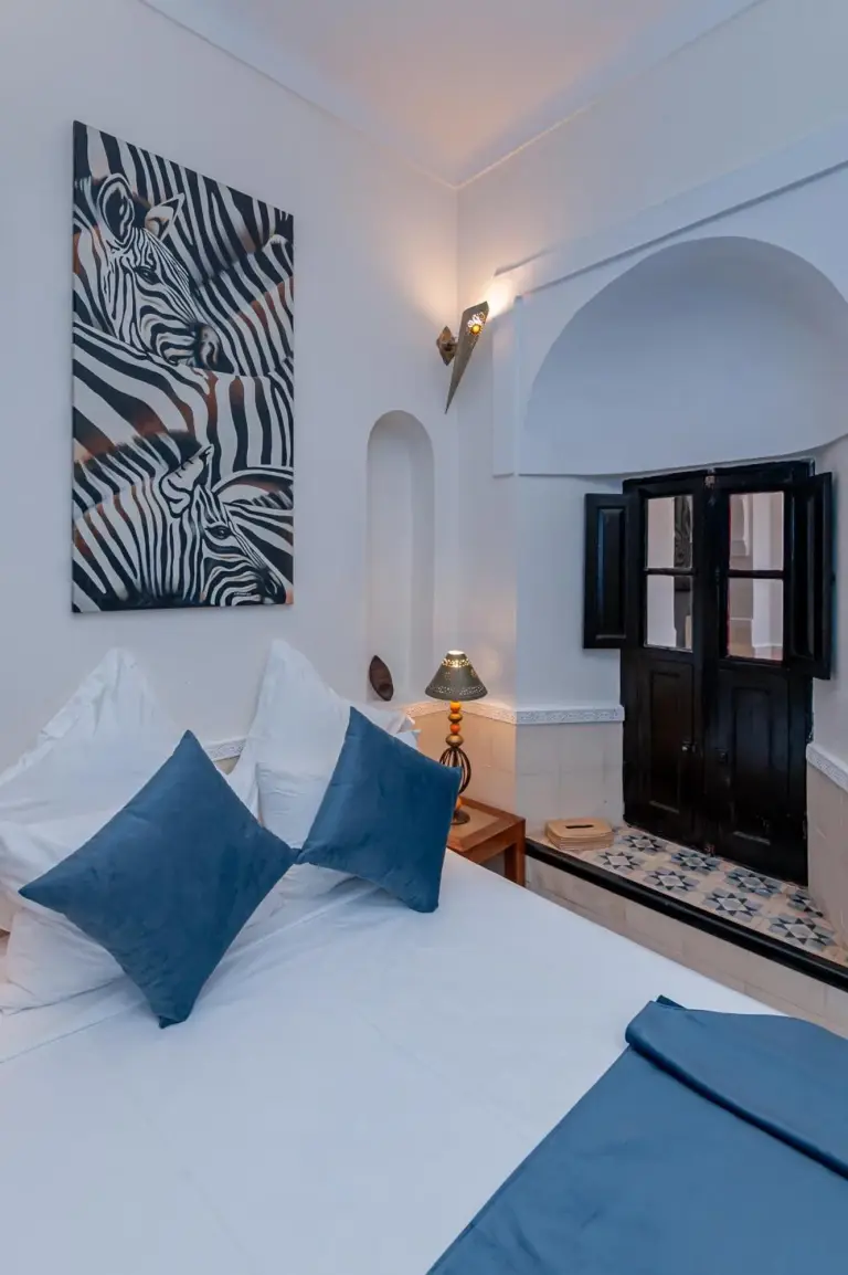 Riad GUENAOUA Jacuzzi & Rooftop – Hotel in Marrakesch, Marokko – ein Badezimmer mit Waschbecken und Spiegel im Riad GUENAOUA Jacuzzi & Rooftop in Marrakesch
