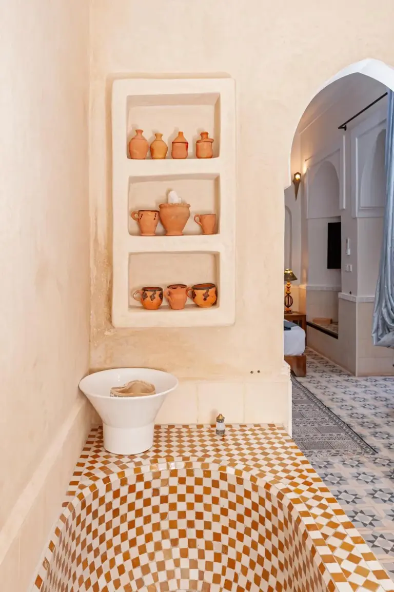 Riad GUENAOUA Jacuzzi & Rooftop – Hotel in Marrakesch, Marokko – ein Schlafzimmer mit Bett und Tisch mit Lampe im Riad GUENAOUA Jacuzzi & Rooftop in Marrakesch