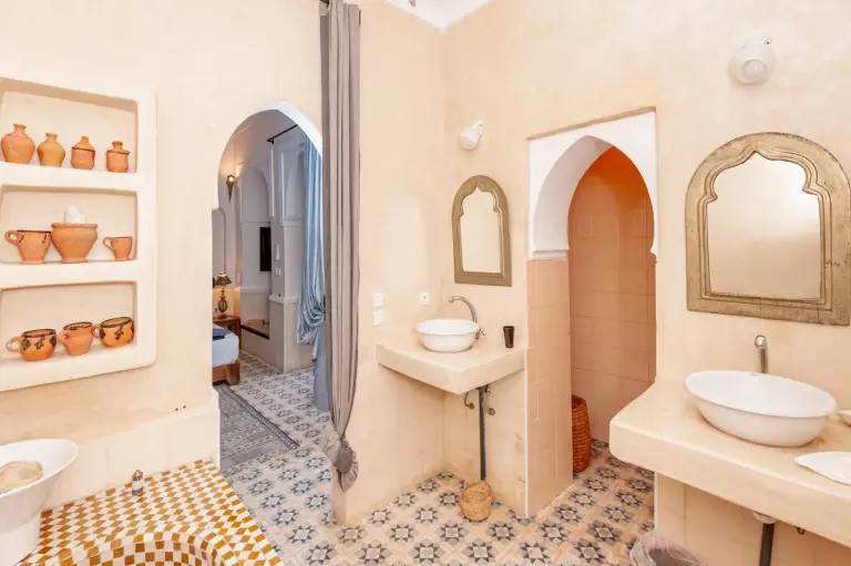 Badezimmer im Riad GUENAOUA Jacuzzi & Rooftop in Marrakesch mit zwei Waschbecken und dekorativen Nischen