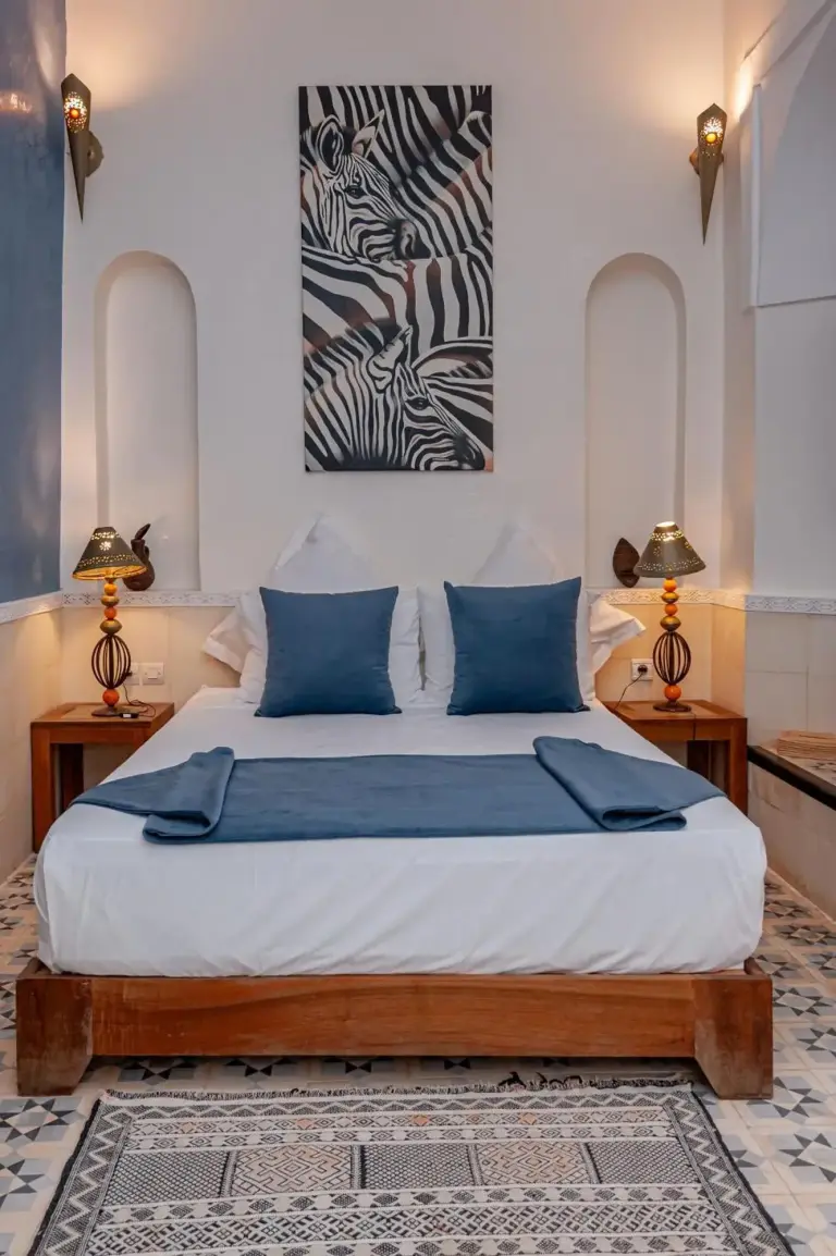 Doppelzimmer im Riad GUENAOUA Jacuzzi & Rooftop in Marrakesch mit blauen Akzenten und marokkanischen Details