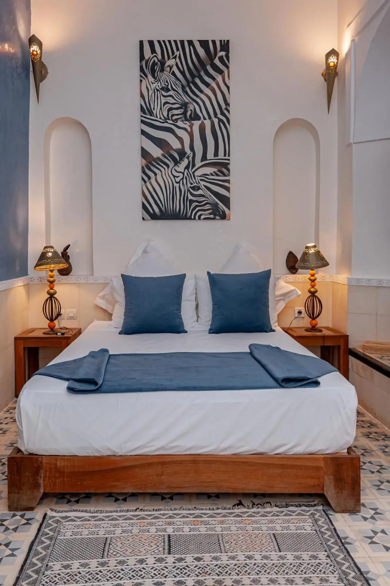 Doppelzimmer im Riad GUENAOUA Jacuzzi & Rooftop in Marrakesch mit blauen Akzenten und marokkanischen Details