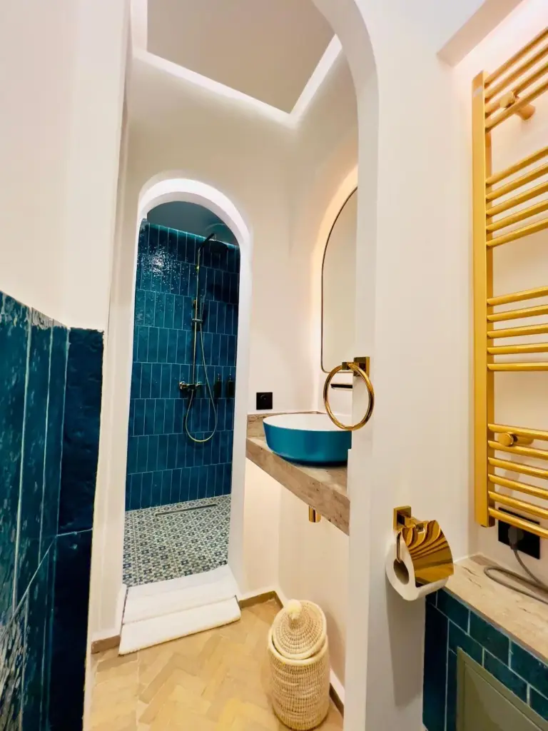 Duschbereich im Badezimmer im Riad Kaya in Marrakesch
