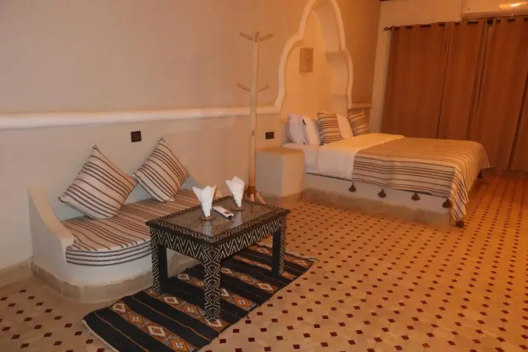 Sitzbereich in einer Suite im Riad La Luna in Merzouga