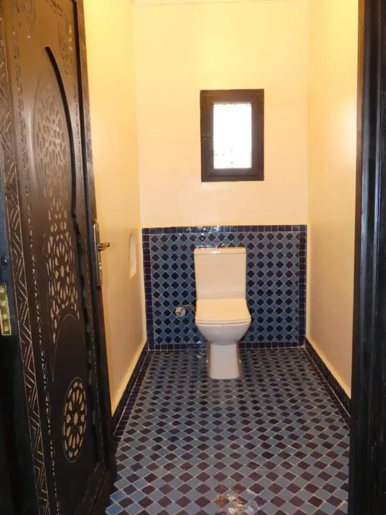 Toilettenbereich im Riad La Luna in Merzouga