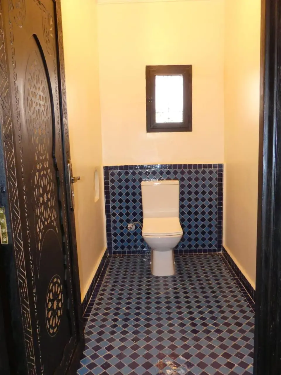 Toilettenbereich im Riad La Luna in Merzouga