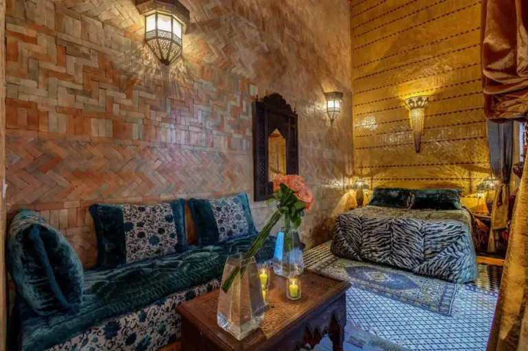 Stilvolles Schlafzimmer im Riad La Maison Verte in Fes mit einzigartiger Einrichtung