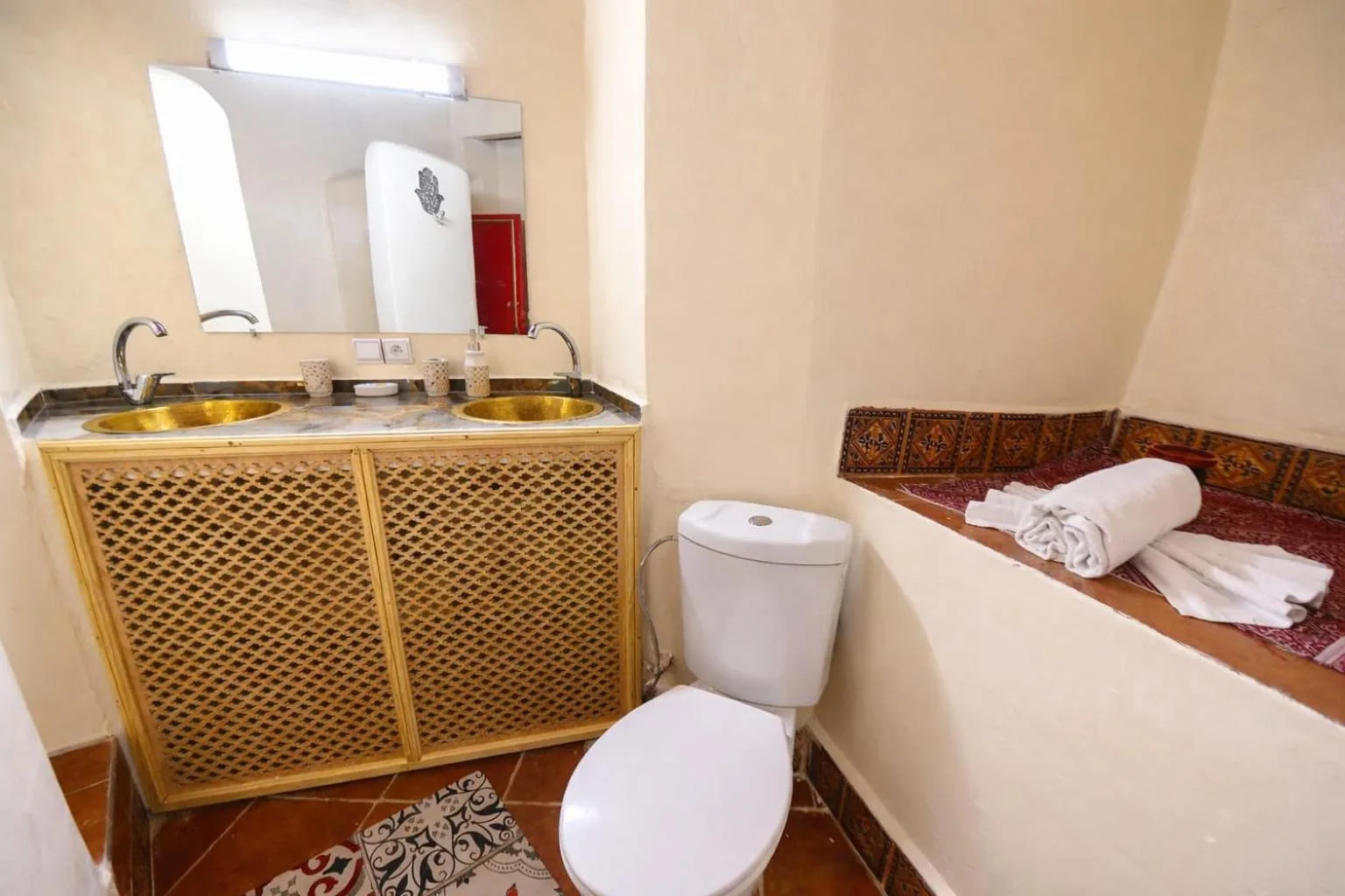 Baño en Riad Lhaj Luxury Palace en Fes con dos lavabos, inodoro y zona de tocador alicatada